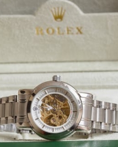 CHINA\'S SUPER-RICH INVEST IN LUXURY WATCHES