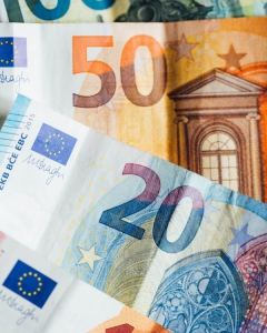 Euro banknote counterfeiting declines strongly